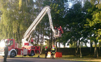 Paralotniarz wpadł na drzewo. Ratowali go strażacy