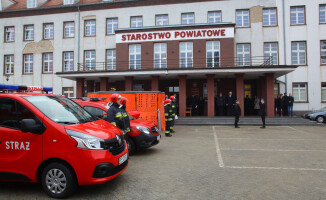 Pilscy strażacy dostali nowe wozy i łódź