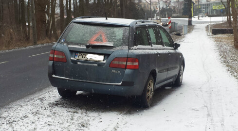 Porzucony samochód na drodze w Pile - grafika