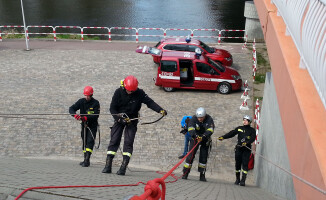 Strażacy z Wielkopolski na ściance i na  moście