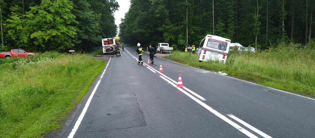 Wypadek dwóch autobusów i aut osobowych na K10