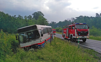 Wypadek dwóch autobusów i aut osobowych na K10