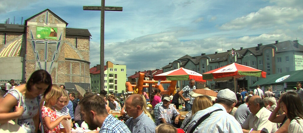 Bawili się i zbierali pieniądze na budowę kościoła