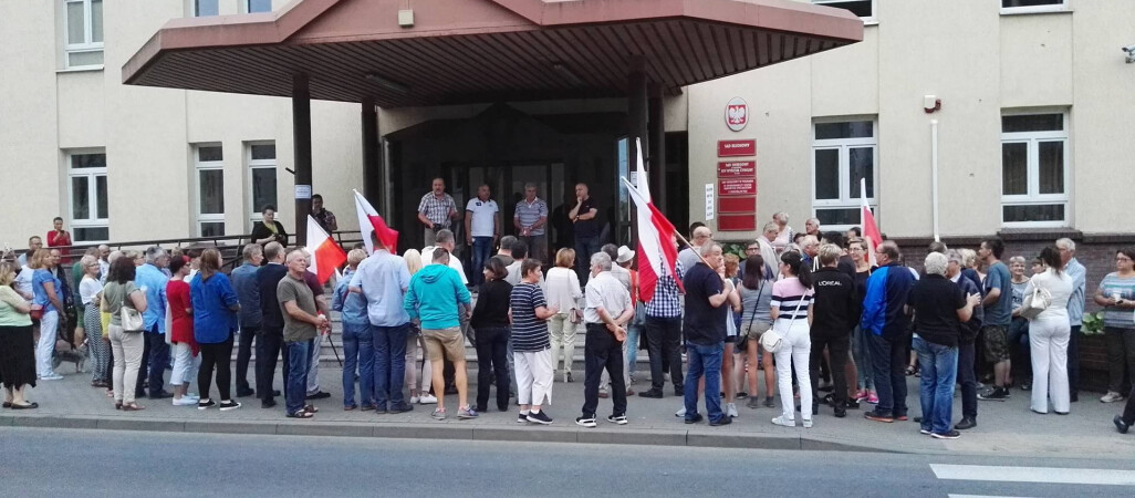 Około 300 osób protestowało przed sądem