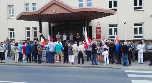 Około 300 osób protestowało przed sądem - grafika