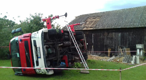 Trzech strażaków wypadło z kosza podnośnika - grafika