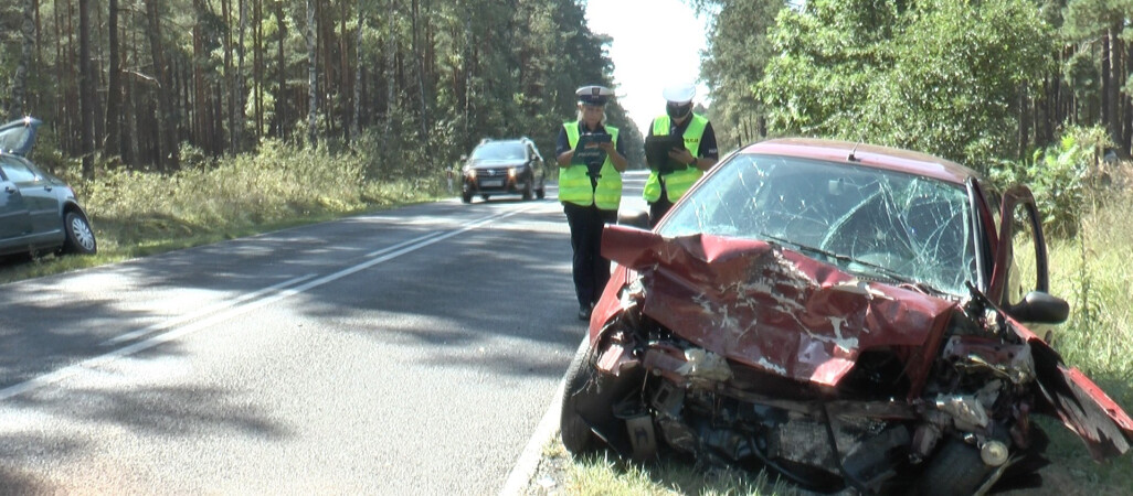 Czołowe zderzenie dwóch aut koło Stobna