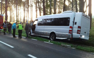 Zderzenie busa z osobówką. Pięć osób rannych