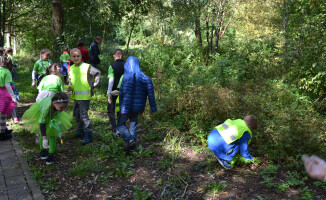 Dzieci i samorządowcy sprzątali świat