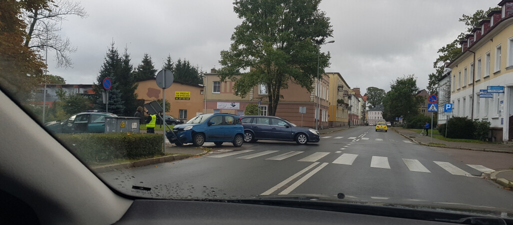 Ruch wahadłowy na DK 10 w Jeziorkach i kilka kolizji