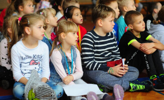 Siatkarki rozdawały dzieciom odblaski od WORD