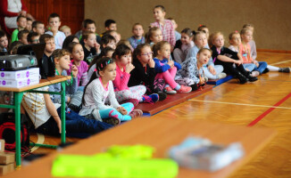 Siatkarki rozdawały dzieciom odblaski od WORD