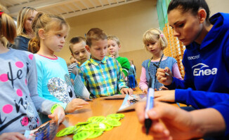 Siatkarki rozdawały dzieciom odblaski od WORD