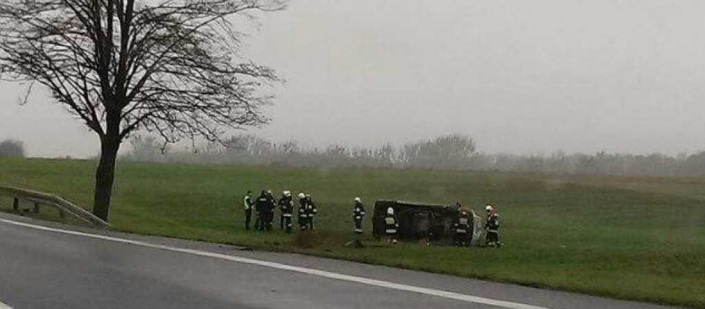 Dachował, po czym uciekł. Nie miał prawa jazdy