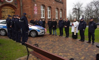 Policjanci z nowym radiowozem