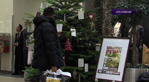 Została tylko jedna pusta choinka - grafika