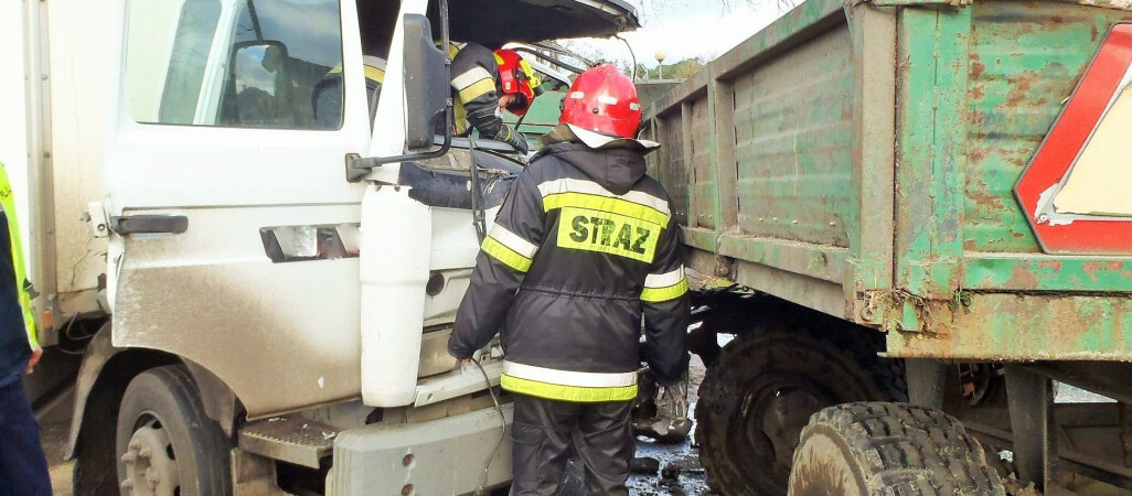 Wypadek samochodu ciężarowego i ciągnika