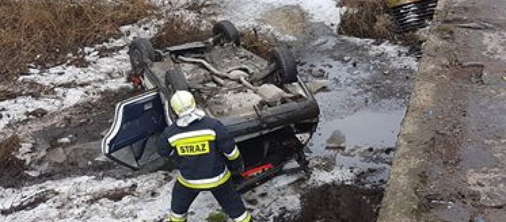 Mercedes spadł z mostu. Kierowcy nic się nie stało