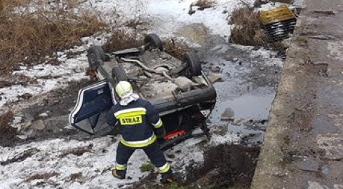 Mercedes spadł z mostu. Kierowcy nic się nie stało - grafika