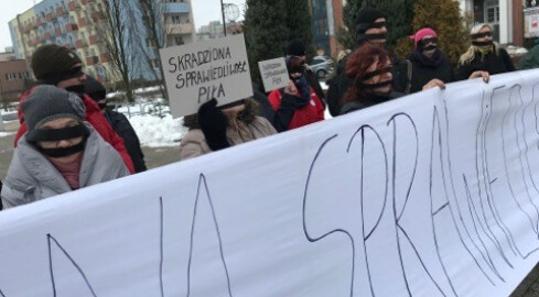 Milczący protest w Pile przeciwko reformie sądów - grafika