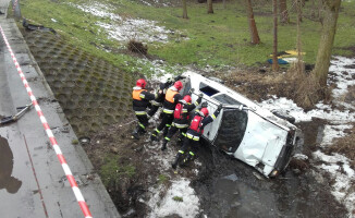 Mercedes spadł z mostu. Kierowcy nic się nie stało