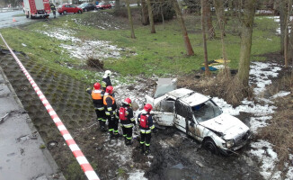 Mercedes spadł z mostu. Kierowcy nic się nie stało