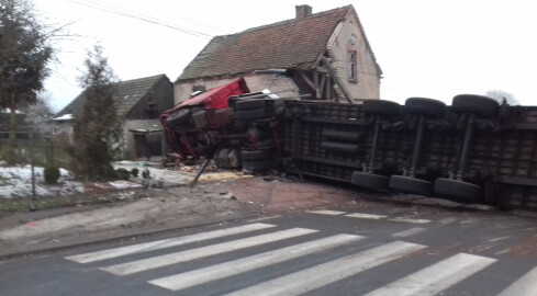 Ciężarówka z drewnem zderzyła się z busem - grafika