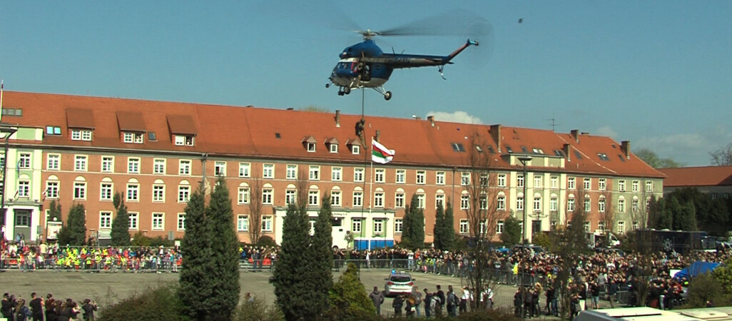 Antyterroryści na placu Staszica w Pile [FILM]