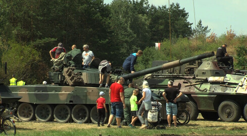 Trwa piknik militarny na pilskim lotnisku - grafika