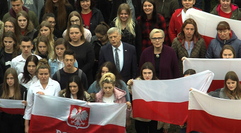 Wspólne śpiewanie Mazurka Dąbrowskiego - grafika