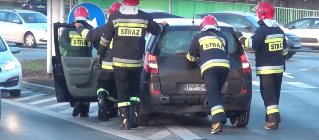 Zapalił się samochód na wiadukcie w Pile [VIDEO]