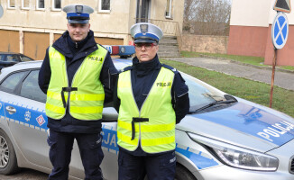 Zapijał tabletki alkoholem. Policjanci go uratowali