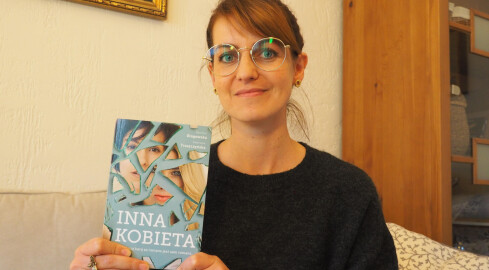 "Inna kobieta" bestsellerem literatury obyczajowej - grafika