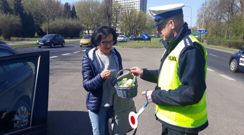 Policjanci rozdawali wielkanocne pisanki - grafika