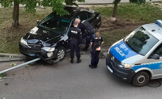 Kolizja przy ul. Promiennej w Pile. Sprawca zbiegł z miejsca zdarzenia