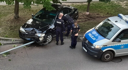 Kolizja przy ul. Promiennej w Pile. Sprawca zbiegł z miejsca zdarzeni - grafika