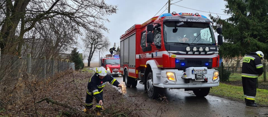 Wichury nad Polską. Strażacy walczą ze skutkami wiatru