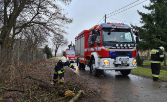 Wichury nad Polską. Strażacy walczą ze skutkami wiatru