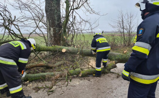 Wichury nad Polską. Strażacy walczą ze skutkami wiatru