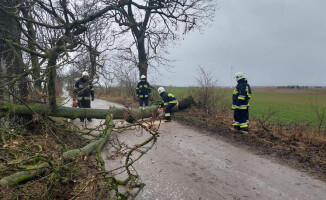 Wichury nad Polską. Strażacy walczą ze skutkami wiatru