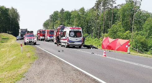 Śmiertelny wypadek. Motocyklista zderzył się z TIR-em - grafika