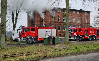 Pożar kamienicy. Dwie osoby ewakuowane przez okno