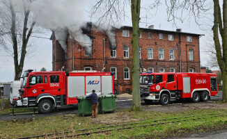 Pożar kamienicy. Dwie osoby ewakuowane przez okno