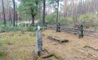 Dbają o groby skryte w leśnej głuszy