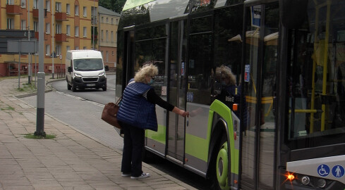 Pasażerowie radzą sobie z samodzielnym otwieraniem drzwi?  - grafika