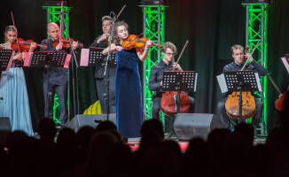 Polish Soloists String Orchestra zagrała w hangarze na lotnisku