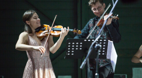 Polish Soloists String Orchestra zagrała w hangarze na lotnisku - grafika