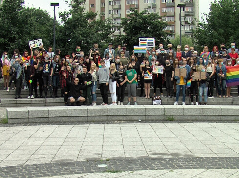 "LGBT to ludzie. Nie ideologia". Manifestacja w Pile - VIDEO  - grafika