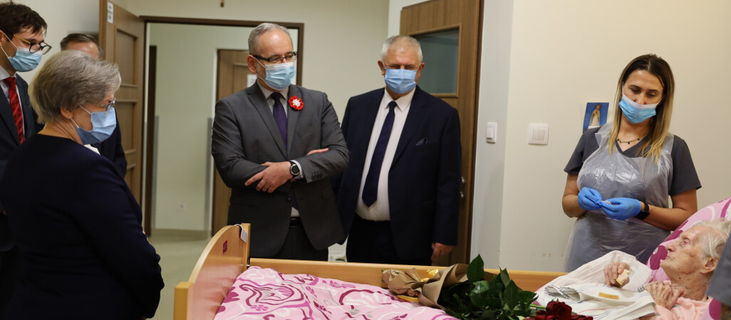 Minister Zdrowia złożył życzenia stulatce w pilskim hospicjum 