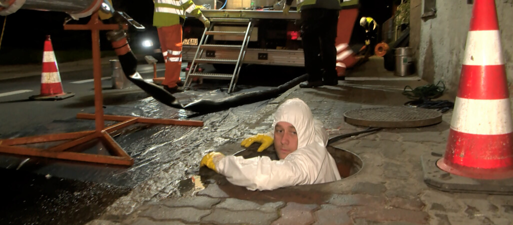 Do kanalizacji trafia kamera, a później rękaw z włókna szklanego 